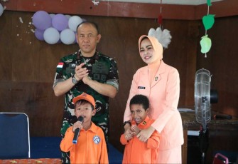 Danlanud dan Ketua Yasarini Pengurus Cabang Lanud Manuhua bersama siswa sekolah Angkasa