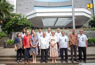Menteri Basuki foto bersama dengan Delegasi World Bank