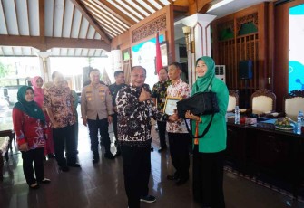 Penyerahan alat fortifikasi yodium portable dan iodine test kit pada perwakilan
