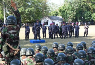 Kasal Laksamana TNI Muhammad Ali saat berdialog dengan siswa marinir