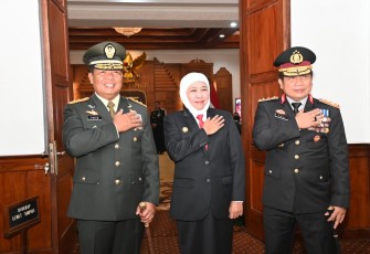 Pangdam V Brawijaya Mayjen TNI Farid Makruf bersama Gubernur dan Kapolda Jatim, Sabtu (1/7)