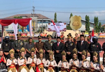 Danyonif Raider 301/PKS Mayor Inf Henggar Tri Wahono foto bersama HUT Bhayangkara ke 77 di Mapolsek Sumedang, Sabtu (1/7)
