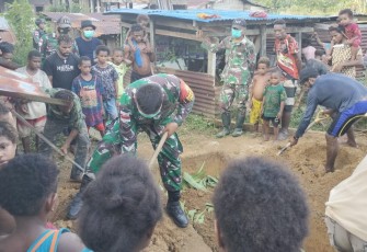 Satgas Yonif 143/TWEJ Bantu Warga Berduka di Perbatasan Papua 