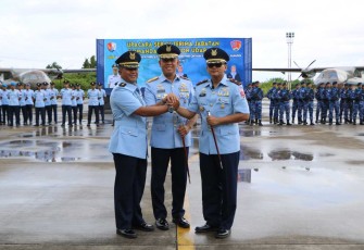 Danlanud Manuhua Marsma TNI Yostariza bersama Danskadud usai sertijab, Selasa (4/7)