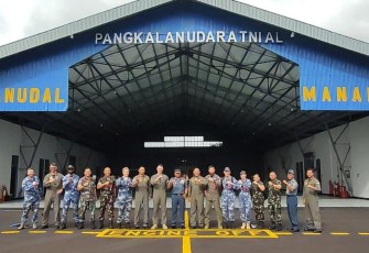 Danlanudal Manado foto bersama dengan IPC Latma Elang Ausindo 2023, Manado, Kamis (6/7)