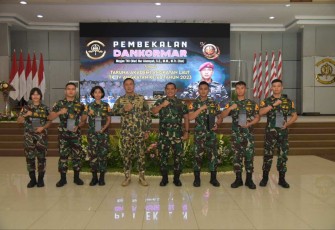 Dankormar Mayjen TNI (Mar) Nur Alamsyah foto bersama taruna calon perwira remaja angkatan 68 di Surabaya, Jum'at (7/7)