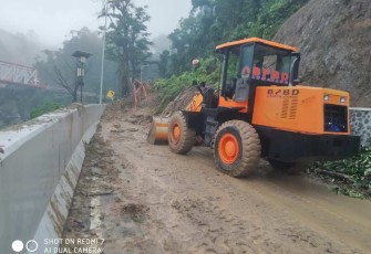 Buldoser saat membersihkan material pasca longsor di KM59 tol Lumajang -Malang, Sabtu (8/7)