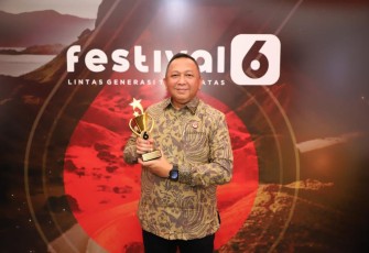 Kapuspenkum Ketut Sumedena saat menerima penghargaan liputan.com di Jakarta, Sabtu (8/7) 