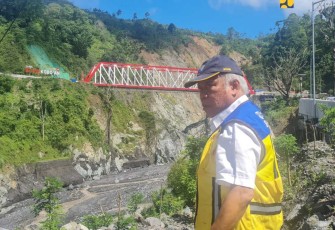 Menteri PUPR Basuki Hadimuljono saat meninjau kondisi lokasi banjir di Lumajang, Minggu (9/7)