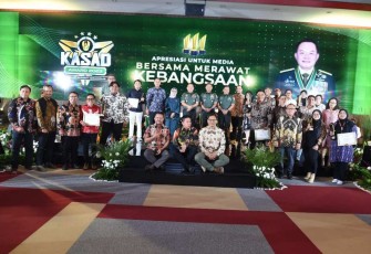 Kasad Jenderal TNI Dudung Abdurachman bersama juara Kasad Award 2023 di Jakarta, Senin (10/7)
