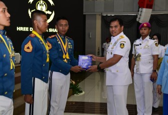 Kasal Laksamana TNI Muhammad Ali saat mewisuda sarjana taruna AAL, Rabu (12/7)