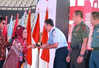Pangkoopsud I Marsda TNI Bambang Gunarto saat menerima penghargaan, Rabu (12/7)