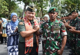 Kasad Jenderal TNI Dudung Abdurachman bersama prajurit Yonif MR 413/Bremoro di Solo, Jateng, Jum'at (14/7)