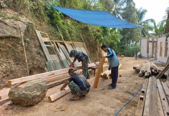 Pembuatan kusen RTLH di lokasi TMMD ke 117 Kodim 0803/Madiun, Senin (17/7)