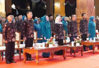 Danrem 081/DSJ Kolonel Inf H. Sugiyono (paling kiri) saat mendampingi Gubernur Jatim Khofifah Indar Parawansa dalam peringatan BBGRM XX Dan HKG PKK Ke-51 Tahun 2023 di Kabupaten Madiun, Minggu (16/7)