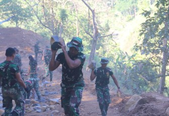 Buka akses jalan antar desa di Kecamatan Kare
