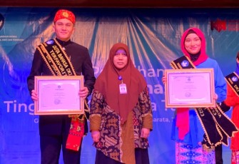Foto bersama Owen, bersama rekannya dalam menerima penghargaan sebagai Duta Favorit DKI Jakarta tahun 2023