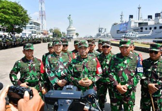 Pangkogabwilhan II Marsdya TNI Andyawan Martono saat memberikan keterangan pers di dermaga ujung Surabaya, Kamis (27/7)