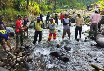 Langsir material pembangunan jembatan di lokasi TMMD ke 117 Kodim 0803/Madiun