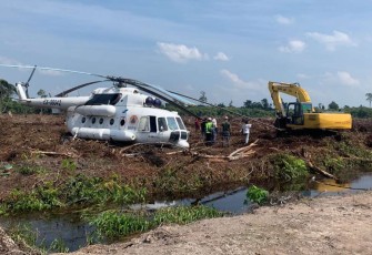 Helikopter BNPB mendarat darurat di lahan gambut di Kotawaringin Barat Kalteng