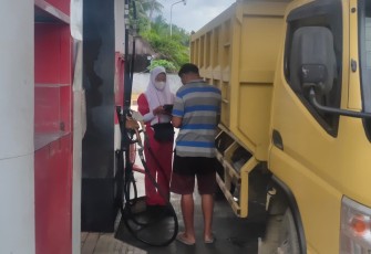 Yulia saat sedang bekerja di salah satu tempat pengisian bahan bakar wilayah Kabupaten Natuna
