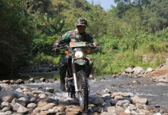 Danramil Kare Kapten Suyono trabas sungai di lokasi TMMD 