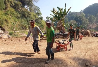 Kekompakan warga dan TNI di lokasi TMMD 