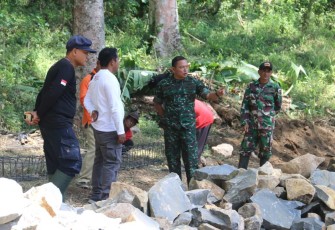 Dandim 0803/Madiun Letkol Inf Meina Helmi saat memberikan motivasi anggota satgas TMMD di lapangan, Selasa (1/8)