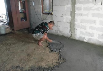 Plesteran lantai RTLH bapak Suratmin 