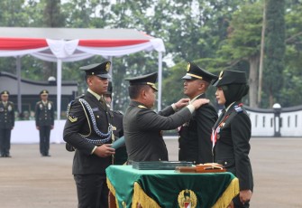 Kasad Jenderal TNI Dudung Abdurachman saat melantik perwira remaja di Bandung 