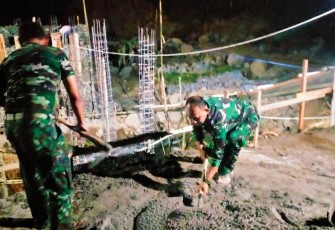 Danrem 081/DSJ Kolonel Inf H. Sugiyono mengaduk pasir n semen di lokasi TMMD ke 117 Kodim 0803/Madiun