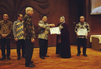 Walikota Blitar Santoso Saat Menerima Penghargaan