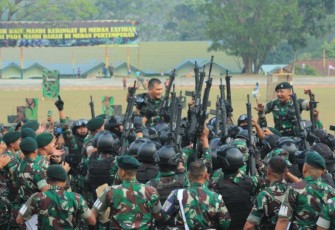 Pangdam III/Slw Mayjen TNI Kunto Arief Wibowo saat dielu-elukan prajurit Yonif Raider 301/PKS di Sumedang, Kamis (3/8)