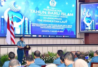 Kasal Laksamana TNI Muhammad Ali saat memberikan sambutan dalam peringatan tahun Baru Islam di Mabesal, Jakarta Senin (7/8)