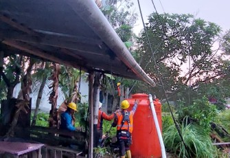 Perbaikan pasca angin puting beliung di desa Semudun, Kabupaten Mempawah, Kalbar, Senin (7/8)