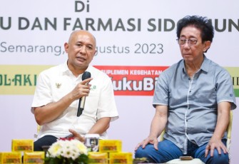 Menteri Teten Masduki bersama Presdir PT Sido Muncul Irwan Hidayat di Semarang, Selasa (8/8)