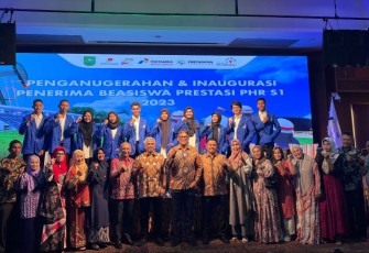 Foto bersama calon mahasiswa UPER penerima beasiswa PHR, jajaran pimpinan Pertamina Foundation, UPER dan Pemerintahan Provinsi Riau