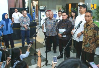Menteri PUPR Basuki Hadimuljono saat konferensi pers persiapan stadion venue Piala Dunia U-17 di Jakarta, Rabu (9/8)