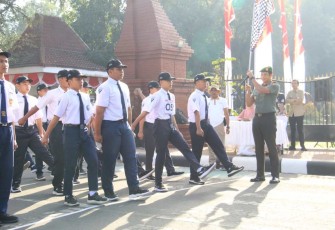Dandim 0806/Trenggalek Letkol Kav Peddy Adi Prasetyo saat melepas peserta lomba gerak jalan, Kamis (10/8)