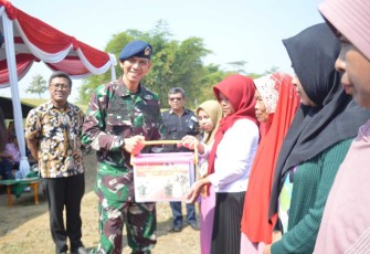 Danlanud Husein Sastranegara Kolonel Pnb Ardi Syahri memberikan paket sembako dalam rangkaian penutupan TMMD di desa Sindangkerta Kab. Bandung Barat, Kamis (10/8) 