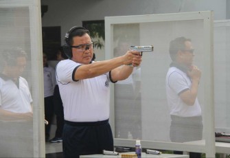 Pangkolinlamil Laksda TNI Edwin saat latihan menembak, Jum'at (11/8)
