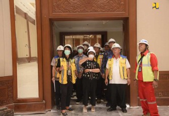 Menteri PUPR Basuki Hadimuljono saat meninjau progres rehabilitasi JCC di Jakarta, Jum'at (11/8)