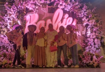 Antusias Pengunjung Paolo Fest Berswafo Background Barbie, Sabtu (12/8)