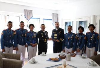Satlat KJK Taruna AAL Tahun 2023 saat memberikan cenderamata di Naval Base Warnemunde Jerman, Minggu (13/8)