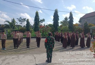 Latih siswa Peraturan Baris Berbaris wilayah desa binaan