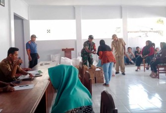 Penyaluran Bantuan Pangan di Desa Bendoroto, Selasa (15/8)