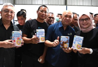 MenkopUKM Teten Masduki saat launching susu ikan hasil kemitraan UMKM di Indramayu, Selasa (15/8)