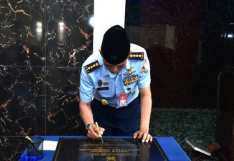 Danlanud Husein Sastranegara Kolonel Pnb Ardi Syahri meresmikan masjid Salman Husein Sastranegara, Bandung, Rabu (16/8)