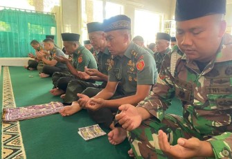 Prajurit Menarmed 2 Kostrad doa bersama jelang peringatan HUT Kemerdekaan RI ke 78 di Masjid Baitul Muttaqin, Malang, Rabu (16/8)