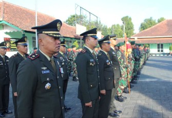 Prajurit Menarmed 2 Kostrad mengikuti upacara HUT Kemerdekaan RI ke 78 di Lapangan Hitam Yonbekang 2 Kostrad, Malang, Kamis (17/8)